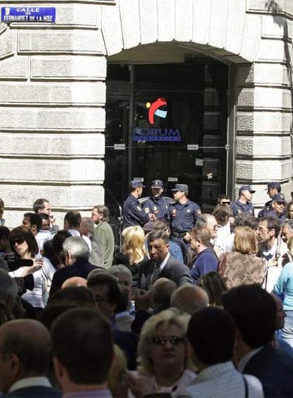 Afectados de Forun Filatélico ante la sede de la compañía en Madrid.