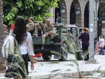 El ejército patrulla la calle Habib Bourguiba en Túnez este martes, 27 de julio.