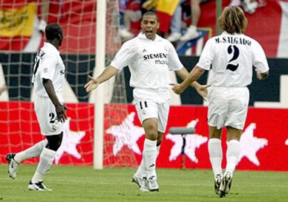 Ronaldo celebra uno de sus dos goles al Atlético en presencia de Makelele y Míchel Salgado.