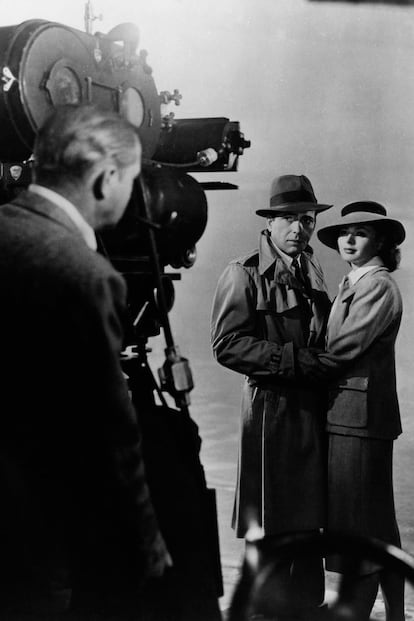 "Bésame. ¡Bésame como si fuera la última vez!”.

	 

	(¿Podemos añadir alguna cosa más? Hasta las historias más bellas de amor exigen sacrificios y renuncias, aunque siempre nos quedará el recuerdo de una bella melodía sobre el paso del tiempo… Casablanca, Michael Curtiz, 1942).