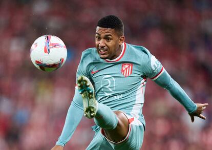 Samu Lino intenta controlar el balón durante el Athletic-Atlético (0-1) de la cuarta jornada de Liga.