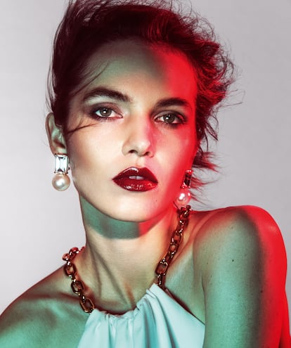 Labio resplandeciente como el charol con el perfilador Fabulous Kiss Lip Liner (Nude, 49) y el labial líquido Good Girl (Savage Red, 210), ambos de HERRERA BEAUTY. Pendientes y vestido de CAROLINA HERRERA.
