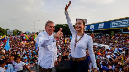 Venezuelan presidential candidate Edmundo González Urrutia (left) and opposition leader María Corina Machado participate in a campaign rally in Puerto La Cruz, Venezuela, on July 10.