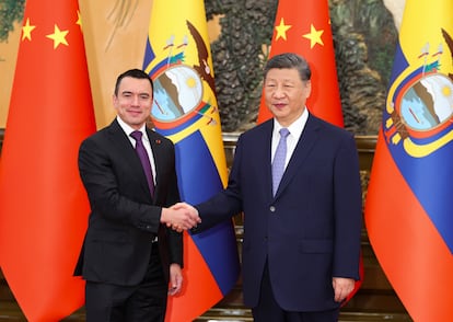 El presidente chino, Xi Jinping, saluda a su homólogo ecuatoriano, Daniel Noboa, durante una recepción en Pekín el pasado 27 de junio.
