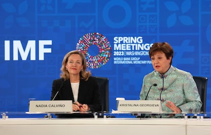 La vicepresidenta y ministra de Economía, Nadia Calviño, con la directora gerente del FMI, Kristalina Georgieva, el psado 14 de abril en Washington.