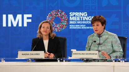 La vicepresidenta y ministra de Economía, Nadia Calviño, con la directora gerente del FMI, Kristalina Georgieva, el psado 14 de abril en Washington.