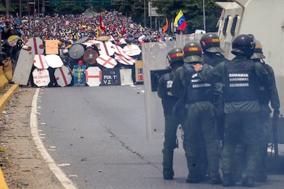  Miembros de la Guardia Nacional se enfrentan a un grupo de manifestantes el 3 de mayo de 2017, en Caracas. 