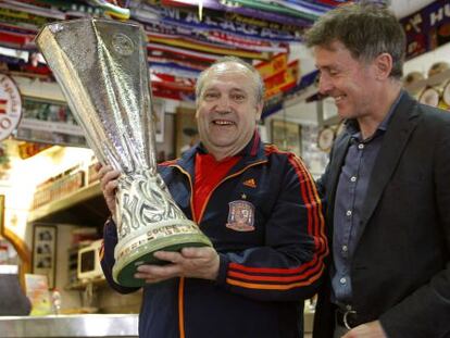 Amedeo Carboni y Manolo el del Bombo con la copa de la Liga Europa en Valencia.