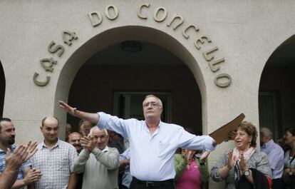 Baralla Mayor Manuel Gonz&aacute;lez Cap&oacute;n addresses local residents outside the town hall on Thursday.