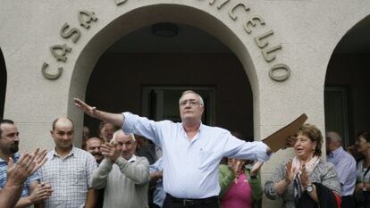 Baralla Mayor Manuel González Capón addresses local residents outside the town hall on Thursday.