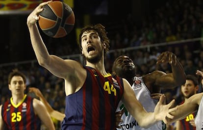 Tomic se hace con el balón, ante Lasme.