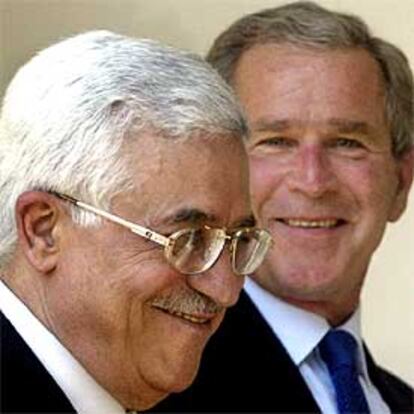 El primer minsitro palestino, Abu Mazen (izquierda), ayer, junto al presidente de EE UU, George W. Bush.