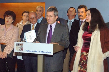 El presidente de la CONCAPA, Luis Carbonell, acompañado por los otros convocantes de la manifestación contra la LOE, se dirige a la prensa al término de su encuentro con Zapatero.
