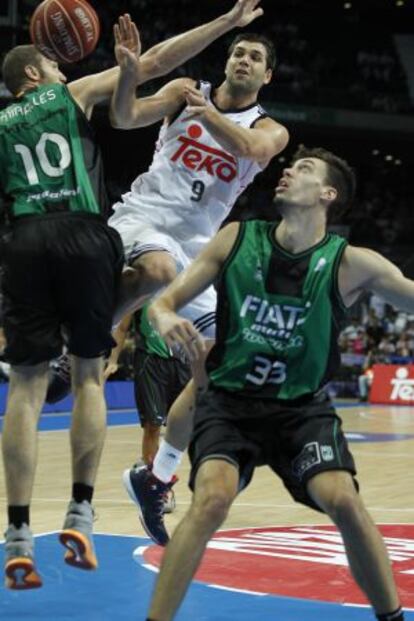 Felipe Reyes, del Real Madrid, y Alex Suárez, del Joventut, pelean por el balón