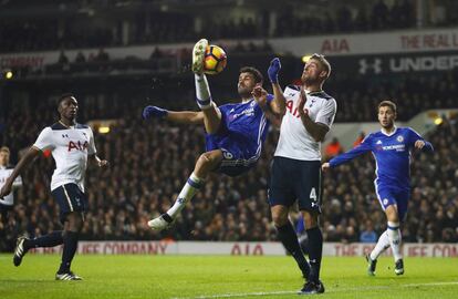 Diego Costa remata acrobáticamente ante Alderweireld en un Tottenham-Chelsea.