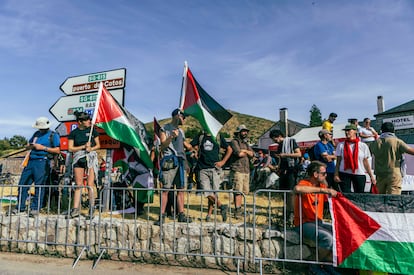 Manifestantes propalestinos en el puerto de Navacerrada, este sábado.