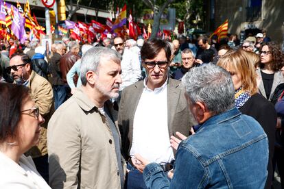 El líder del PSC, Salvador Illa (centro), junto al alcalde de Barcelona, Jaume Collboni (izquierda), asisten a la manifestación del Día Internacional de los Trabajadores, este miércoles en Barcelona.
