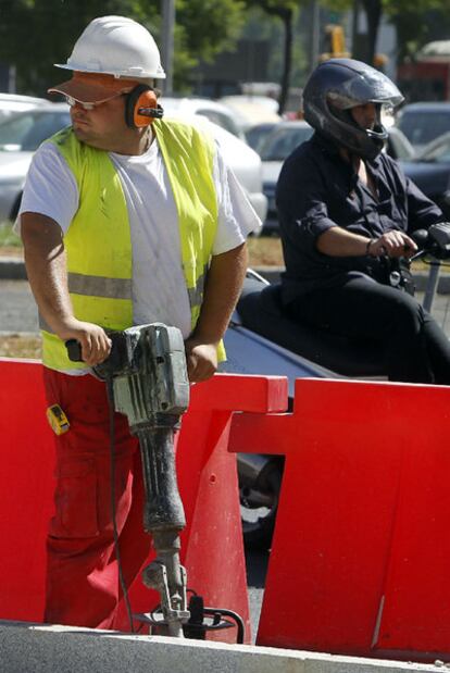 Un trabajador utiliza un martillo neumático en una de las obras de Sevilla.