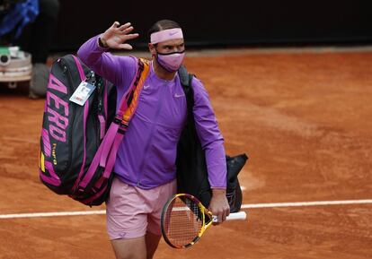 Rafael Nadal saluda al público a su llegada a la pista. Nadal, rey de la tierra batida, selló el pase a su 12ª final en el Foro Itálico (récord de 9 victorias) ganando por un doble 6-4 al estadounidense Reilly Opelka (número 47 del mundo).