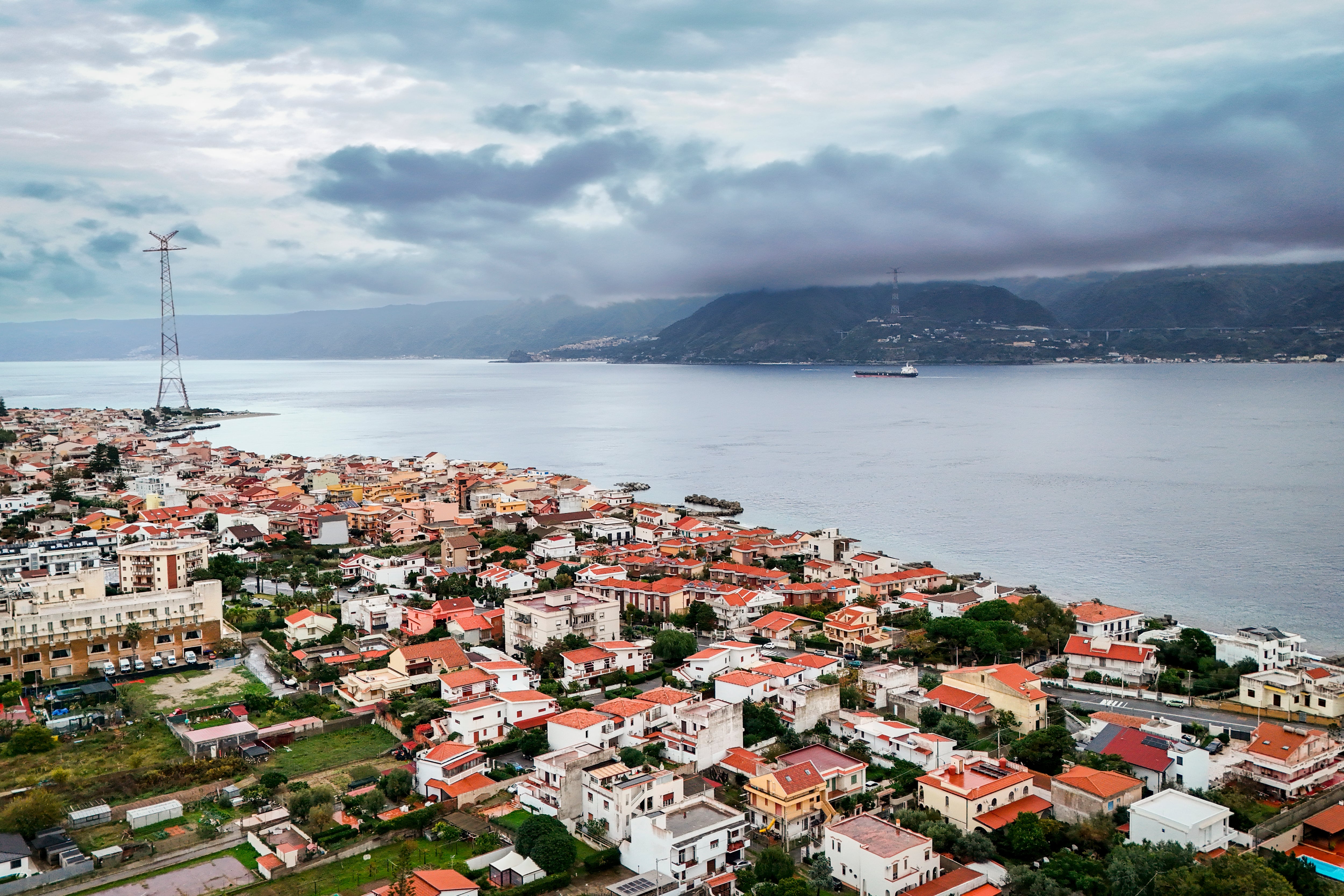 El estrecho de Messina, desde la zona residencial de Torre Faro, donde se instalará uno de los pilares del puente que unirá Sicilia con la Italia peninsular. 