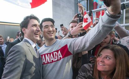 el primer ministro canadiense, Justin Trudeau, posa con empleados de Salesforce en San Francisco el jueves.