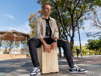  El percusionista y cajonero Carlos Merino en Jerez  de la Frontera "El cajón flamenco es peruano: Aunque en España muchos crean que el cajón es flamenco, en realidad es peruano y  lo introdujo Paco de Lucía a finales de los 70."