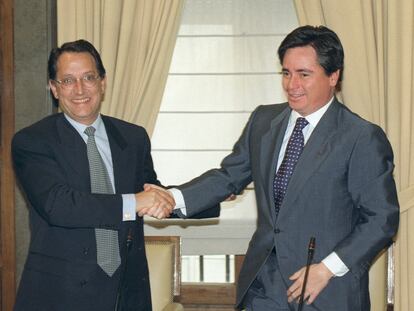 En marzo de 1998, José María Aristrain, a la derecha, saluda al entonces presidente de la SEPI, Pedro Ferreras, tras cerrar un acuerdo empresarial. Es una de las pocas imágenes públicas del 'magnate del acero'.