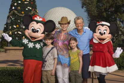 Michael Douglas y Catherine Zeta-Jones, con sus hijos, Dylan y Carys, acompañados de Mickey y Minnie, ayer en Florida.