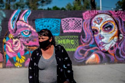 Una mujer, con mascarilla, en las afueras de un cementerio en Iztapalapa, en Ciudad de México.