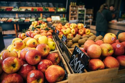 Una frutería en Santiago de Compostela, en enero.