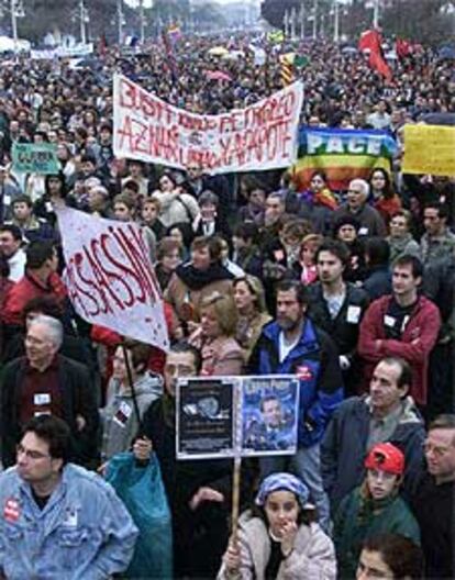 Ciudadanos concentrados ayer en el paseo de la Alameda de Valencia.