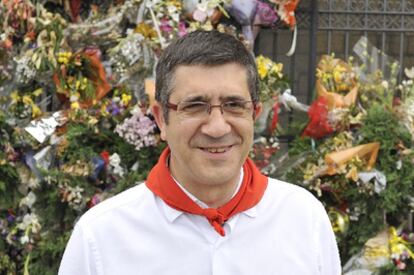 El lehendakari, Patxi López en la plaza de la Virgen Blanca, en Vitoria, antes de mantener un encuentro con la prensa.