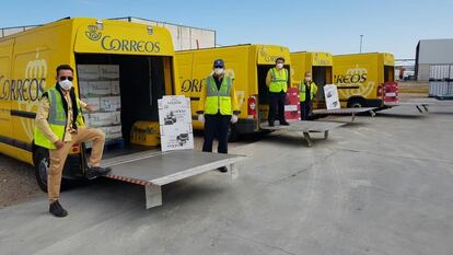 Trabajadores de Correos transportan comida al Banco de Alimentos de Córdoba, este jueves.