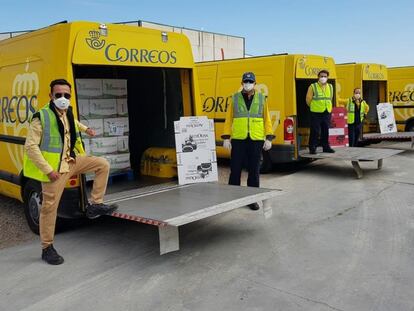 Trabajadores de Correos transportan comida al Banco de Alimentos de Córdoba, este jueves.