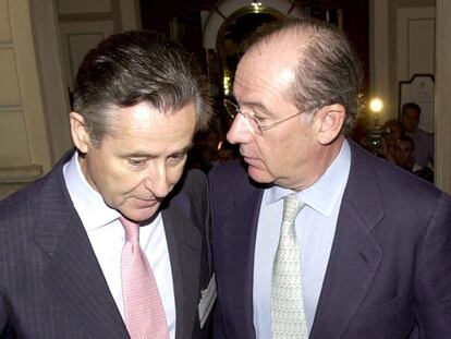 Rodrigo Rato (derecha), con Miguel Blesa, en unas jornadas celebradas en Madrid en julio de 2002.