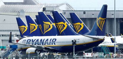 Aviones de Ryanair en tierra.