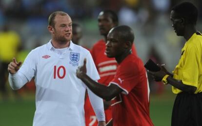 Wayne Rooney increpa al árbitro durante el amistoso Inglaterra - Platinum Stars.