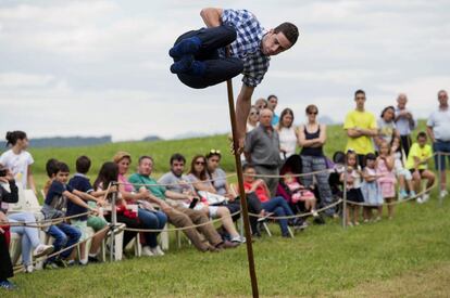 Un participante compite en la modalidad de deporte autctono cntabro conocida como salto pasiego, en la localidad cntabra de Vio?o de Pilagos. En tiempos pasados una vara de madera casi siempre de avellano acompa?aba a pastores y agricultores del valle cntabro del Pas y les simplificaba su trabajo para saltar los cercados. Hoy doce jvenes recuperan esa tradicin convertida en deporte.