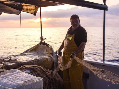 El patrono de la embarcaci&oacute;n que ofrece una experiencia de pesca al turismo. 