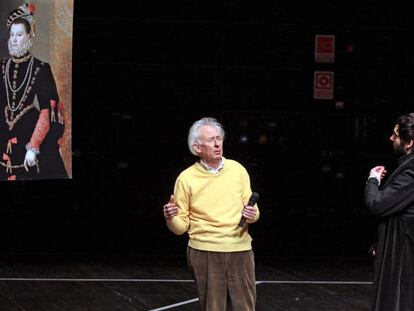 Albert Boadella (centro), en un ensayo en el Teatro de San Lorenzo de El Escorial en 2015.