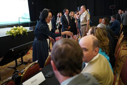 La jefa de UNDRR Mami Mizutori saluda a representantes de Gobiernos durante la celebración de la plataforma regional de prevención de riesgo de desastres en Punta del Este.