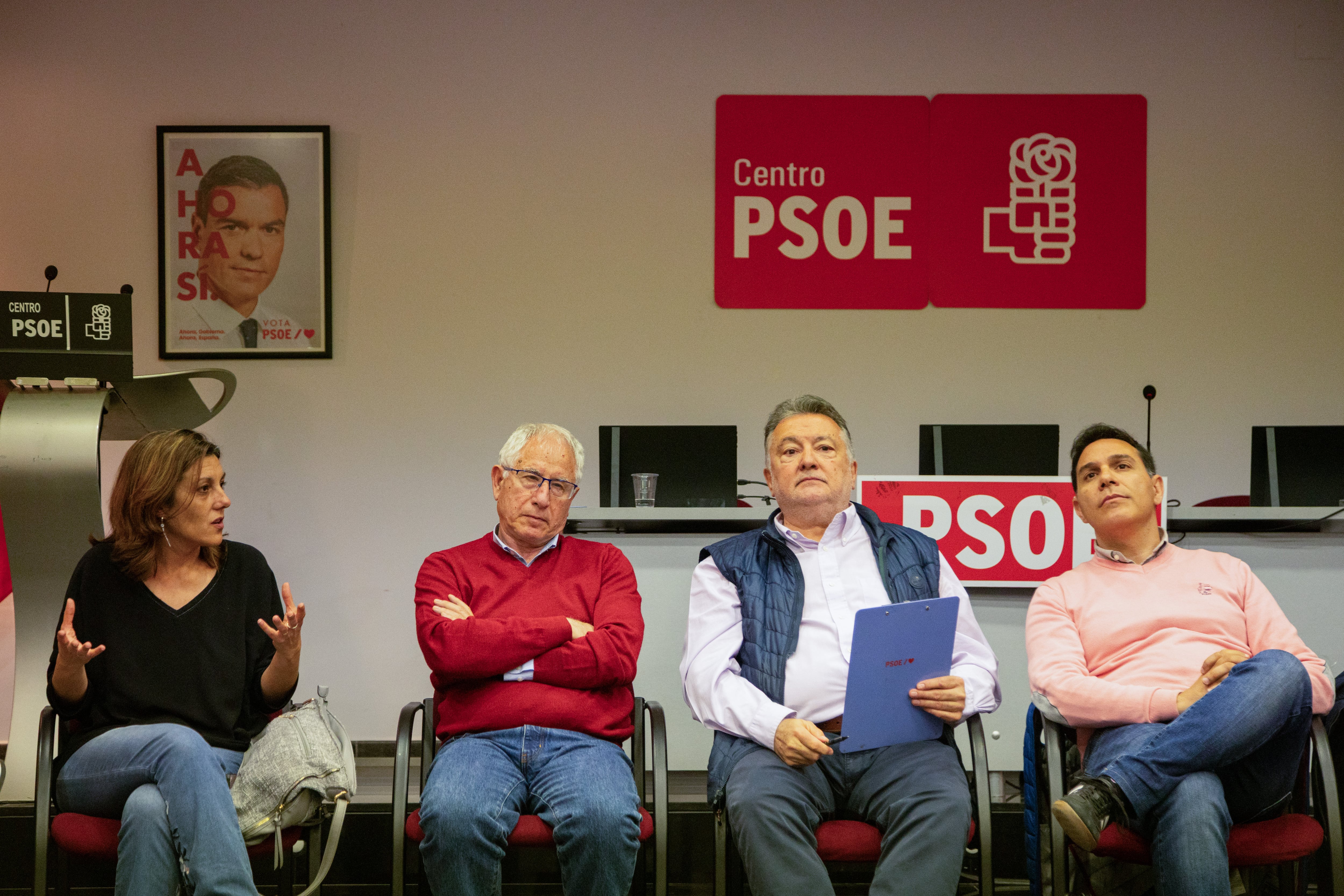 Varios afiliados durante el análisis de la actualidad política en la agrupación de Centro de la ciudad de Madrid.