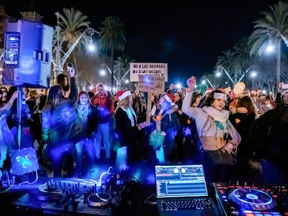 La manifestación contra las restricciones por el coronavirus derivó en una fiesta en el paseo de Arc de Triomf.