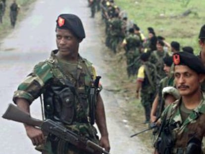 Guerrilleros de las FARC hacen guardia en Los Pozos, una zona desmilitarizada al sur de Colombia.