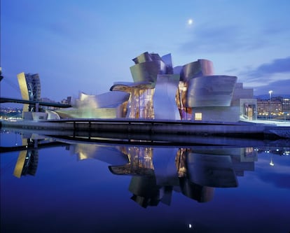 El museo Guggenheim de Bilbao, del arquitecto canadiense Frank O. Gehry, recibió muchas críticas de diversos sectores durante su construcción. La mayoría de fuerzas políticas del País Vasco consideraron en su día que el coste era inasumible, que sus dimensiones eran excesivas, y desde la izquierda 'abertzale' se criticó que un museo norteamericano abriese una franquicia en Bilbao. El artista Jorge Oteiza llegó a llamar al Guggenheim Bilbao 'Fábrica de quesos', y juró que mientras viviese no permitiría que ninguna de sus obras fuese expuesta allí, algo de lo que más tarde se retractó.
Desde su inauguración en 1997, el museo, que cuenta con una superficie total de 24.000 m² a orillas de la ría de Bilbao, ha recibido una media superior al millón de visitantes anuales. El patronato del Museo Guggenheim Bilbao aprobó en 2014 renovar por otros 20 años la colaboración con la Fundación Solomon R. Guggenheim de Nueva York.