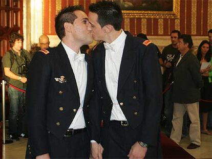 Boda en Sevilla de los dos militares Alberto Linero (izquierda) y Alberto Sánchez.