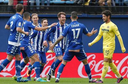 Ibai Gómez celebra con sus compañeros el primer gol del Alavés.