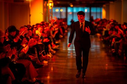 Alejandro Gómez Palomo saluda al público tras presentar su última colección en el Espacio Loom de Madrid.