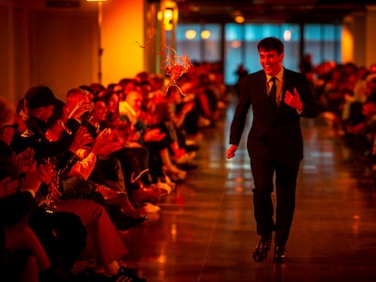 Alejandro Gómez Palomo saluda al público tras presentar su última colección en el Espacio Loom de Madrid.