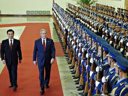 El presidente chino, Hu Jintao, pasa revista a las tropas en compañía de su homólogo norteamericano, George W. Bush, durante la visita de éste en noviembre de 2005.